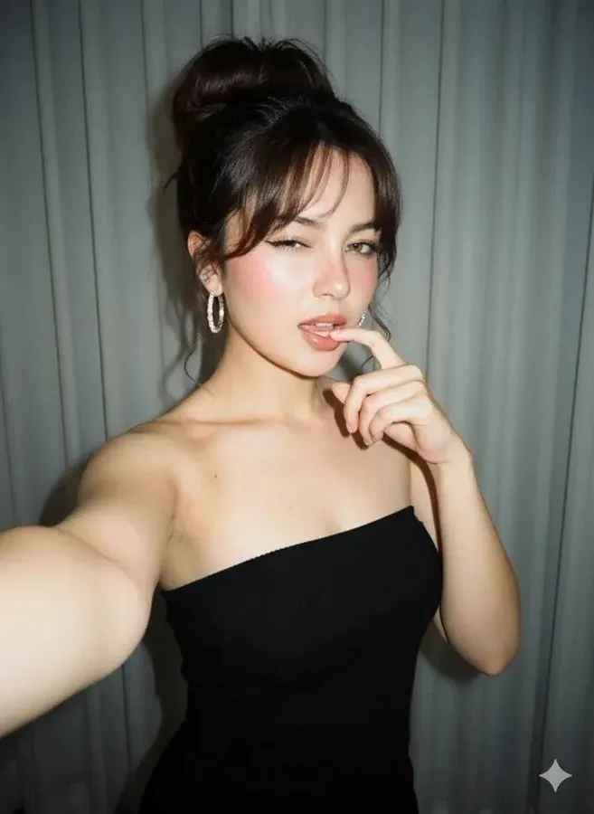 女子站在房间里的近距离自拍照